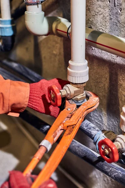 Reparação de sistema de aquecimento hidráulico na casa . — Fotografia de Stock