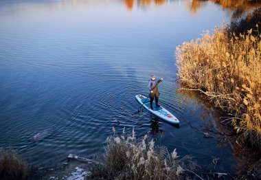 Açık havada su üzerinde tahtaüzerinde yüzme.