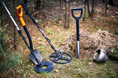 Metal detektör ve kürek kullanarak hazine arayacağız..