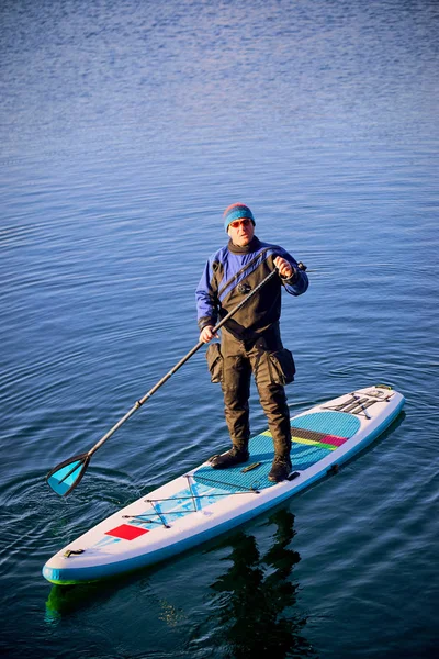 Nager sur la planche sur l'eau en plein air . — Photo