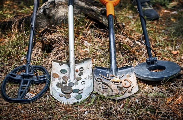 Search for treasure using a metal detector and shovel. — Stock Photo, Image
