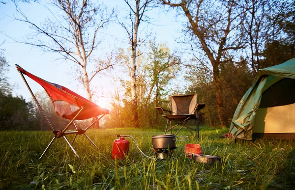 Campeggio nel bosco con uno zaino e una tenda sulle rive del — Foto Stock