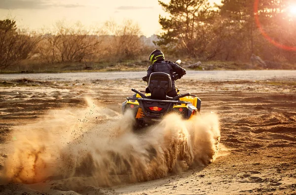 夏に困難な砂の上強力なクワッド バイクをレース. — ストック写真