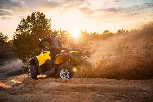 Racing powerful quad bike on the difficult sand in the summer. — Stock Photo, Image