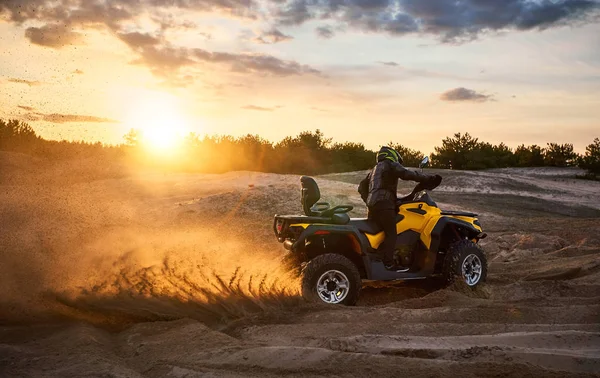 Carreras potente quad bike en la arena difícil en el verano . — Foto de Stock