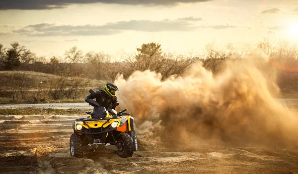 Carreras potente quad bike en la arena difícil en el verano . — Foto de Stock