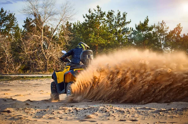 Carreras potente quad bike en la arena difícil en el verano . — Foto de Stock
