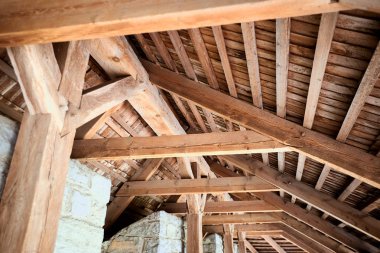 Kırsal eski bir evde ahşap çatı çerçevesi.