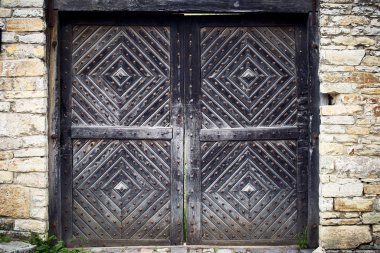 Eski evde eski giriş ahşap kapılar.