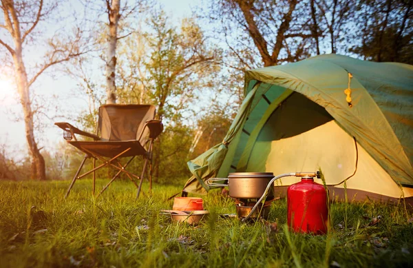 Camping w lesie z plecakiem i namiot na brzegach — Zdjęcie stockowe