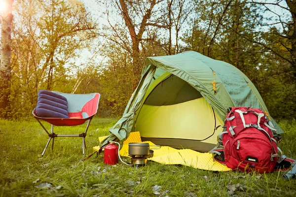 の土手にバックパックとテントで森の中でキャンプ — ストック写真