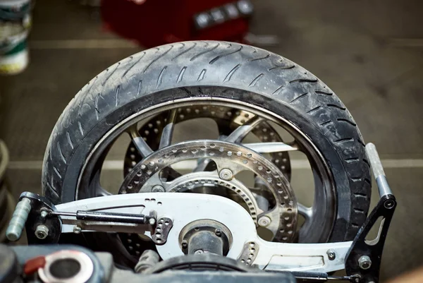 Repair and maintenance of motorcycle wheels on the service.