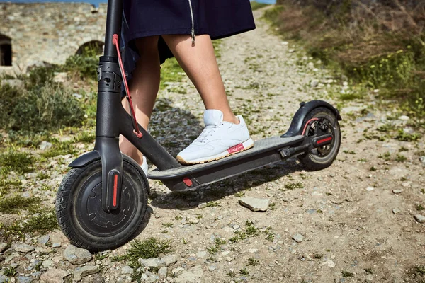 Fille en scooter à la campagne en été . — Photo