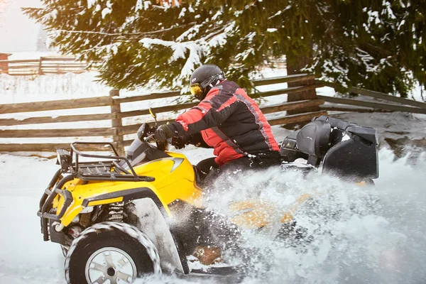 Gara invernale su un ATV sulla neve nel bosco . — Foto Stock