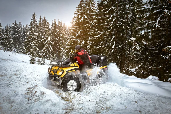 Gara invernale su un ATV sulla neve nel bosco . — Foto Stock