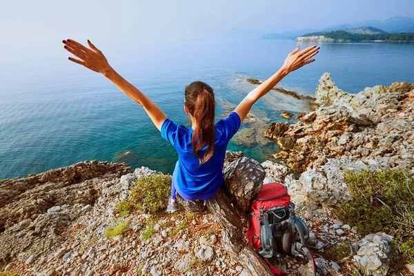 Viaje de aventura por la costa con una mochila en verano . — Foto de Stock