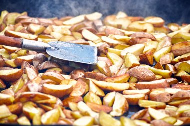 Kırsal kesimde büyük bir tavada patates kızartma.