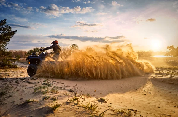 Racing powerful quad bike on the difficult sand in the summer. — Stock Photo, Image