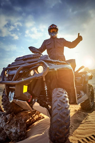 Racing powerful quad bike on the difficult sand in the summer. — Stock Photo, Image