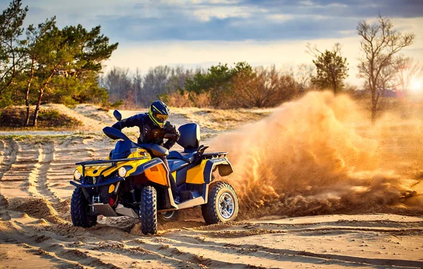 Racing powerful quad bike on the difficult sand in the summer. — Stock Photo, Image