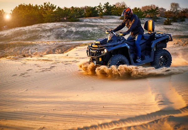 Racing powerful quad bike on the difficult sand in the summer. — Stock Photo, Image