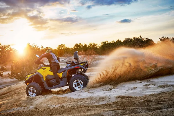 Carreras potente quad bike en la arena difícil en el verano . — Foto de Stock