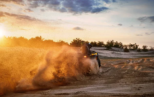 Αγωνιστικά ισχυρό τετράτροχη μοτοσυκλέτα στην άμμο δύσκολο το καλοκαίρι. — Φωτογραφία Αρχείου