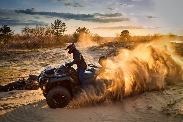 夏に困難な砂の上強力なクワッド バイクをレース. — ストック写真