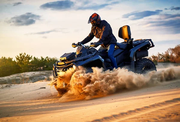 Course puissant quad vélo sur le sable difficile en été . — Photo