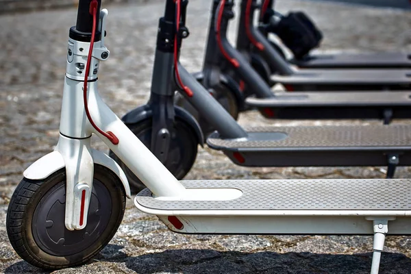 Elektrische scooter zuinig voertuig in de stad voor elke dag. — Stockfoto