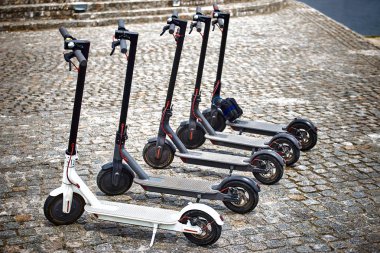 Her gün için şehirde elektrikli scooter ekonomik araç.