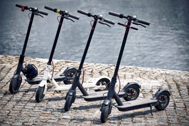 Her gün için şehirde elektrikli scooter ekonomik araç.