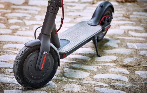 Електричний скутер є найбільш екологічно чистим засобом — стокове фото