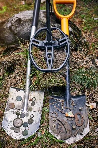 Search for treasure using a metal detector and shovel. — Stock Photo, Image