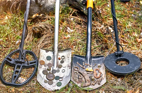 Search for treasure using a metal detector and shovel. — Stock Photo, Image