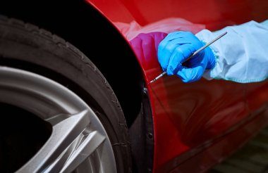 Serviste kırmızı bir araba boyasının boyama kusurları