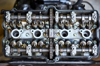 Serviste onarım sırasında motosiklet dört silindirli motor.