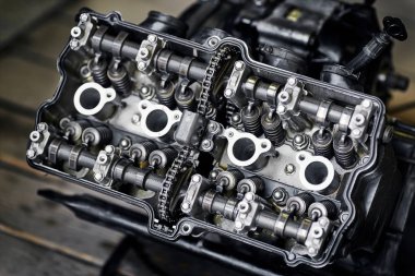 Serviste onarım sırasında motosiklet dört silindirli motor.