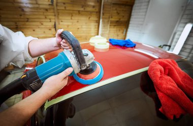 Servis istasyonu satılık araba hazırlama.