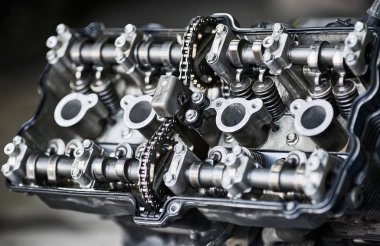 Serviste onarım sırasında motosiklet dört silindirli motor.