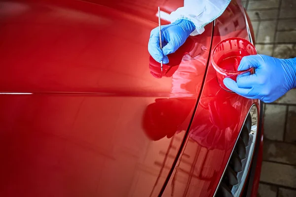 Serviste kırmızı bir araba boyasının boyama kusurları