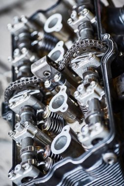 Serviste onarım sırasında motosiklet dört silindirli motor.