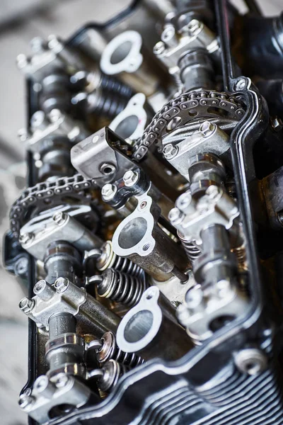 Serviste onarım sırasında motosiklet dört silindirli motor.