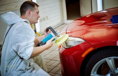 Servis istasyonu satılık araba hazırlama.