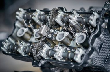 Serviste onarım sırasında motosiklet dört silindirli motor.