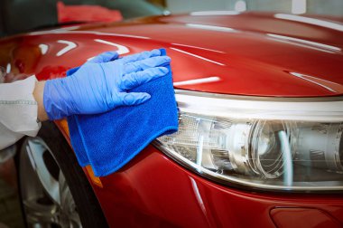 Servis istasyonu satılık araba hazırlama.