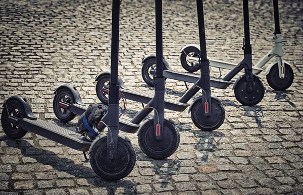 Elektroroller sparsames Fahrzeug in der Stadt für jeden Tag. — Stockfoto