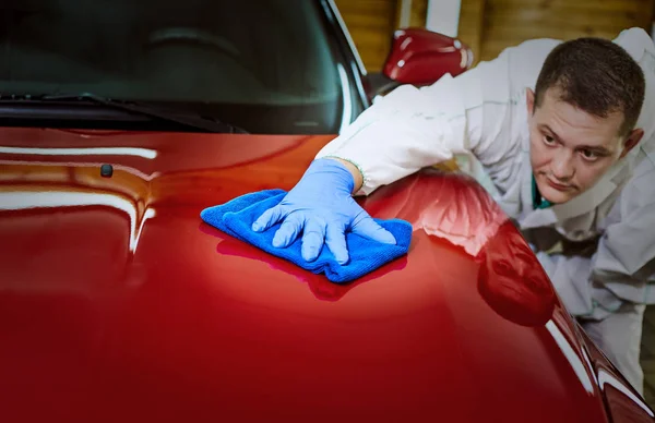 Preparação do carro para venda em uma estação de serviço . — Fotografia de Stock