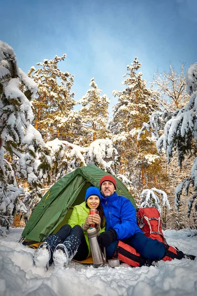 Caminhe pela floresta de inverno com uma mochila e tenda . — Fotografia de Stock