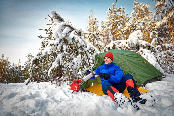 Bir sırt çantası ve çadır kış ormanı boyunca yürümek. — Stok fotoğraf